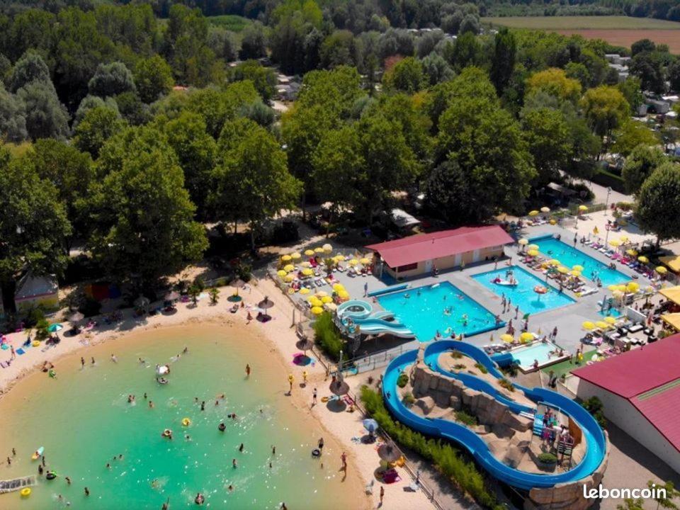 Mobilhome 6 Personnes Camping 4* Chateauneuf-de-Galaure Exteriér fotografie